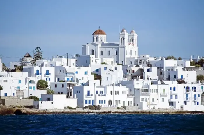 O uso de telha branca e telhado pintado de branco é comum em lugares como a Grécia. Fonte: Pinterest