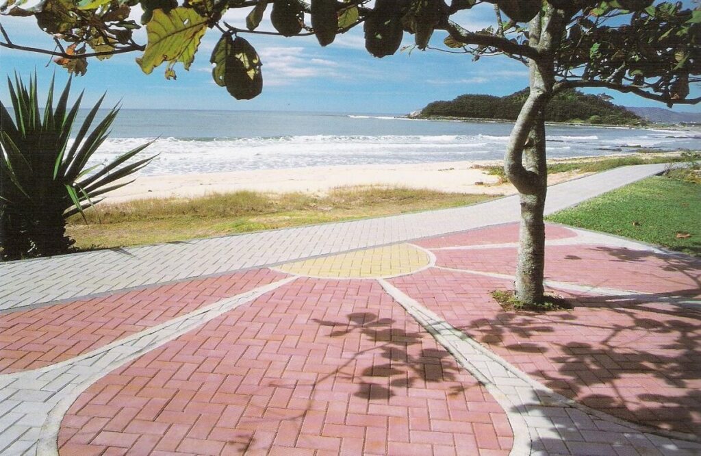 Pisos ecológicos intertravados na calçada da praia. Fonte: Pinterest