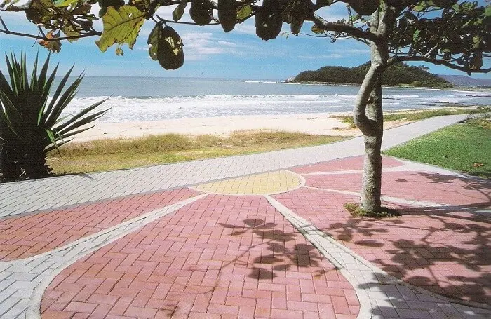 Pisos ecológicos intertravados na calçada da praia. Fonte: Pinterest