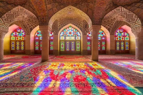 Vitrais: Mesquita Nasir Al-Mulk (Mesquita Rosa), no Irã (foto: Embarque na Viagem)
