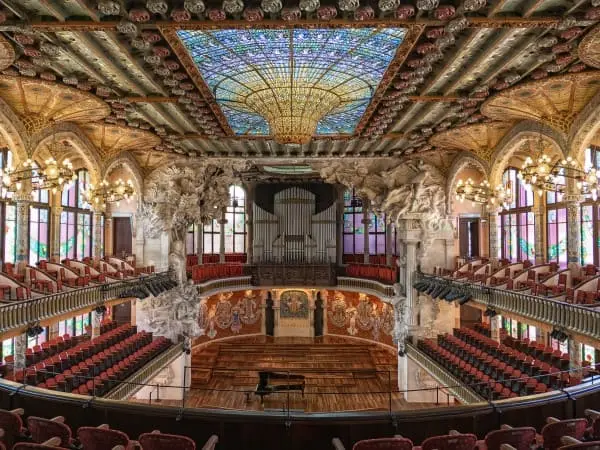 Vitrais: Palau de la Música Catalana, na Espanha (foto: Wikipedia)