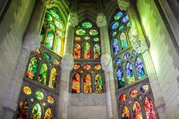 O que são Vitrais: Vitral da Igreja Sagrada Família, de Gaudi - Espanha (foto: Dicas de Barcelona e Espanha)