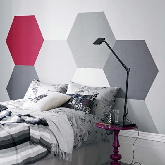 Cabeceira hexagonal feita com pintura na parede (foto: Reciclar e Decorar - Fabiana Tardochi)