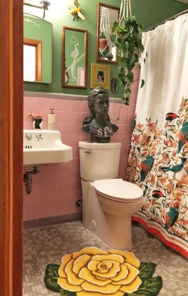 Kitsch: banheiro rosa e verde com plantas e busto (foto: Casa Decoradah)
