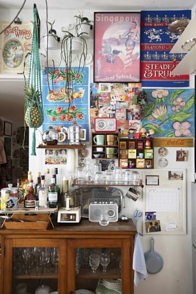 Kitsch: cozinha com quadros grandes e buffet (foto: Apartament Therapy)