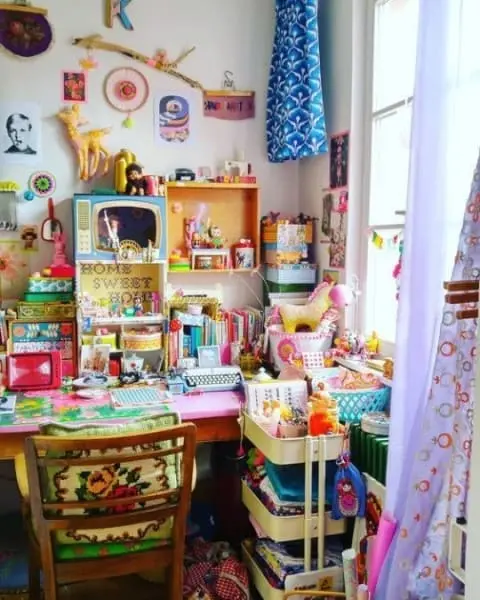 Kitsch: mesa de canto com objetos de decoração coloridos (foto: Pinterest)
