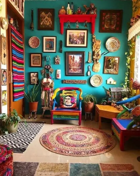 Kitsch: parede azul com quadros e decoração de vários estilos (foto: Ariyona Interior)