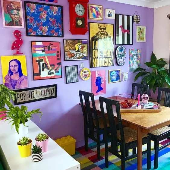 Kitsch: parede roxa com quadros e relógio vintage (foto: Audenza)