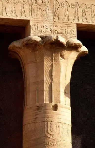 Ornamento: arquitetura egípcia - detalhe de um capitel egípcio (foto: Pinterest)