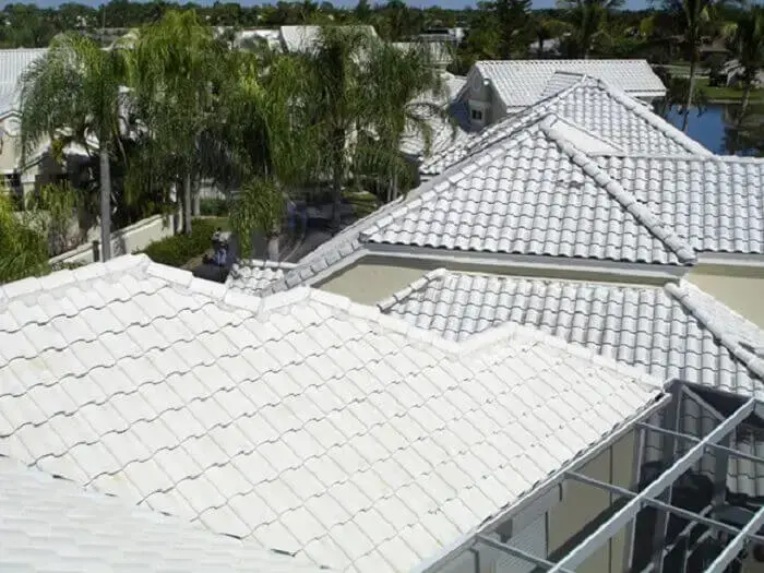 Arquitetura bioclimática: a telha branca é sinônimo de beleza, sofisticação e eficiência energética. Fonte: Pinterest