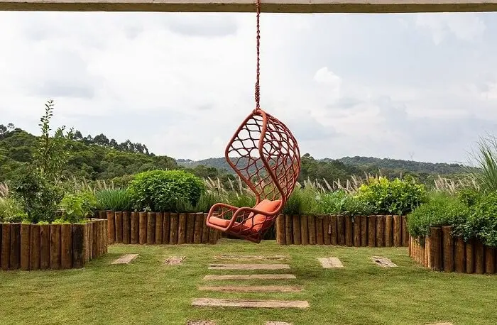 Balanço com design moderno e pisante de madeira para jardim. Projeto de Studio Clariça Lima