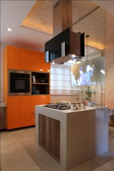 Cores frias e quentes: armário de cozinha laranja (foto: Sandrin Planejados)