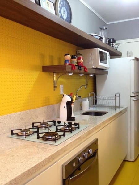 Cores frias e quentes: cozinha com parede amarela (foto: Ambientta Arquitetura)