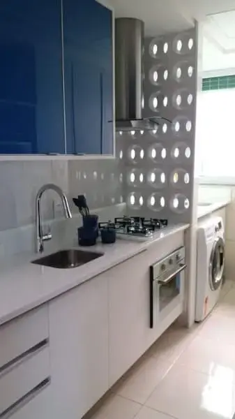 Altura de bancada de cozinha: cozinha linear e lavanderia com divisória de cobogó (foto: Burguina Cobogó)