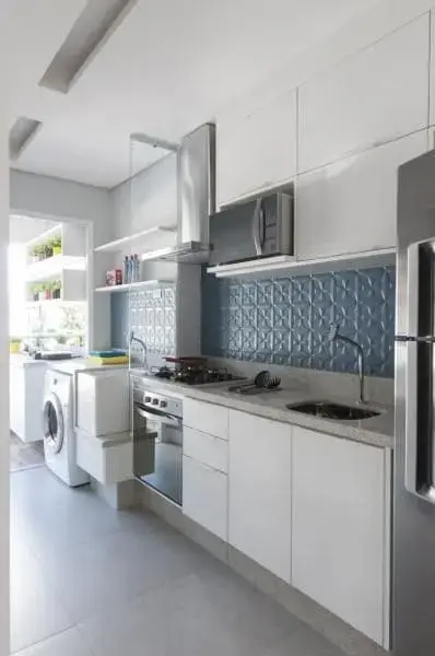 Cozinha linear com divisória de vidro entre a lavanderia e a cozinha (foto: Adriana Fontana)