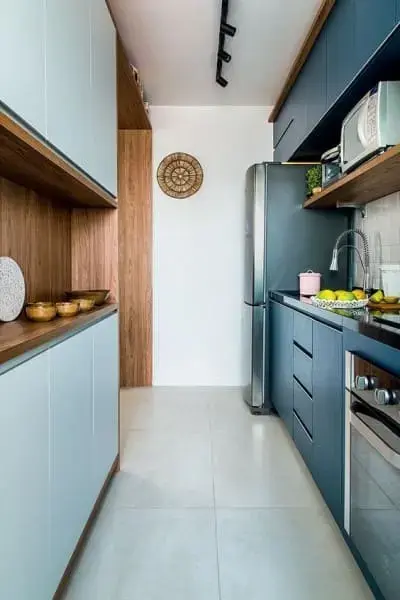 Cozinha linear com marcenaria azul e iluminação de trilho foto (Revista: Viva Decora)