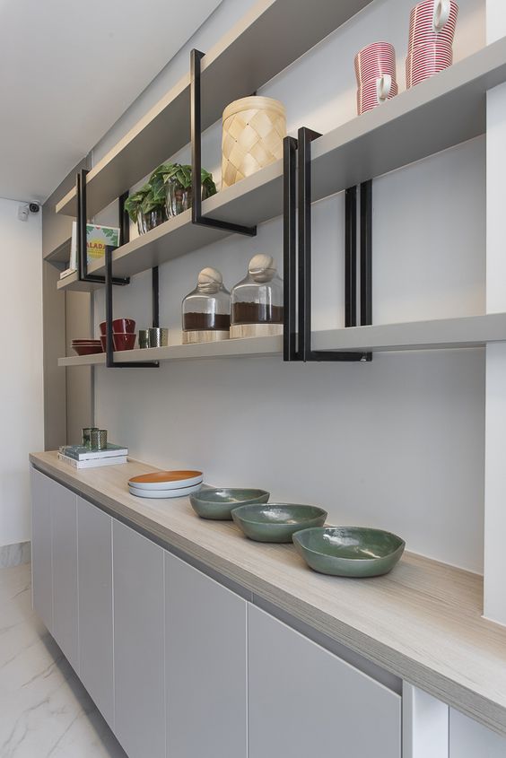 Cozinha linear com prateleira e itens de cozinha (foto: Pinterest foto Sesso e Dalanezi Arquitetura + design)