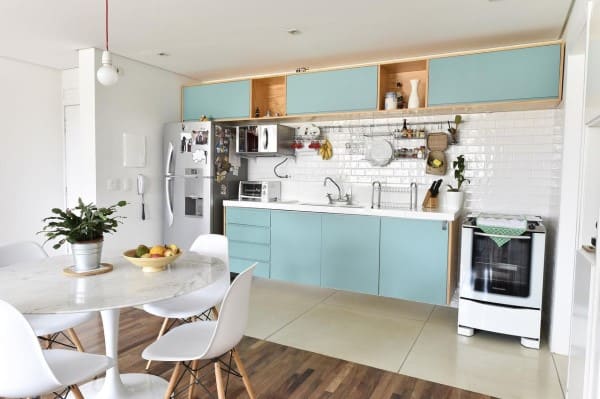 Cozinha linear: marcenaria azul com revestimento metro white (foto: Carla Cuono Arquitetura e Interiores)