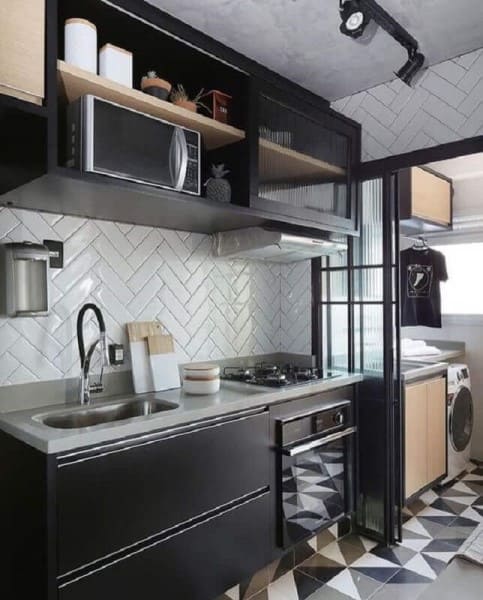 Cozinha linear preta com porta de vidro de correr e lavanderia (foto: Pinterest)