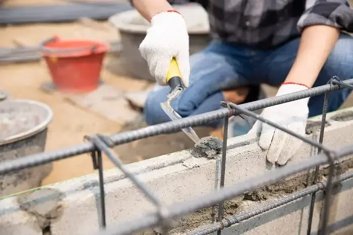 Economizando na hora da obra: procure proteger os materiais e estruturas expostos na construção. Fonte: Freepik