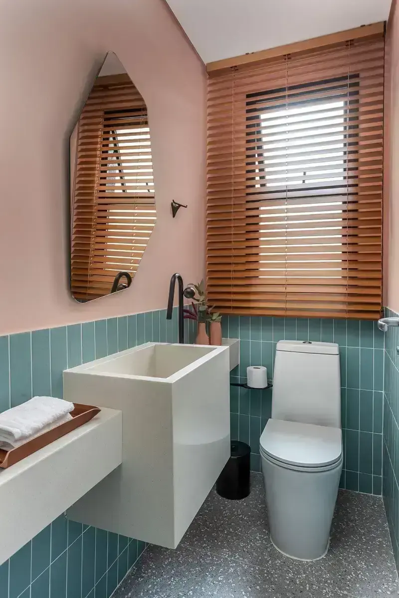 Banheiro com bacia sanitária Link, torneira Orbe e papeleira/cabideiro Jader Almeida - Marca Deca (Projeto Duda Senna)