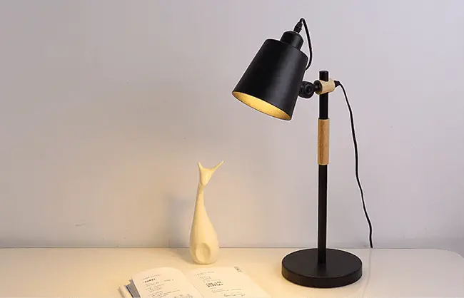 Iluminação industrial: as luminárias de mesa metálicas favorecem a luz de bancadas, mesas e escrivaninhas. Fonte: Pinterest