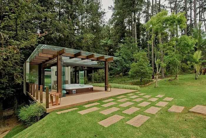 O pisante para jardim dá acesso ao moradores até uma área de relaxamento. Projeto de Espaço do Traço Arquitetura