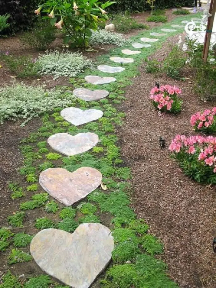 Pisantes de concreto para jardim em formato de coração. Fonte: Pinterest