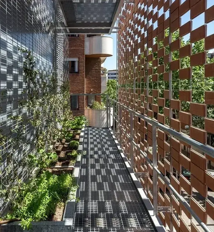 Sombrear as fachadas com muxarabis, cobogós e brises também faz parte das estratégias de arquitetura bioclimática. Fonte: Pinterest