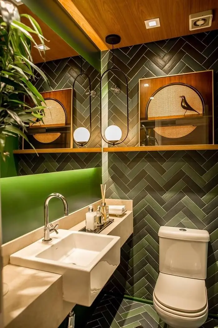 Tipos de rejunte: o rejunte branco favorece o destaque dos revestimentos em tons de verde do banheiro. Projeto de Fernanda Peçanha