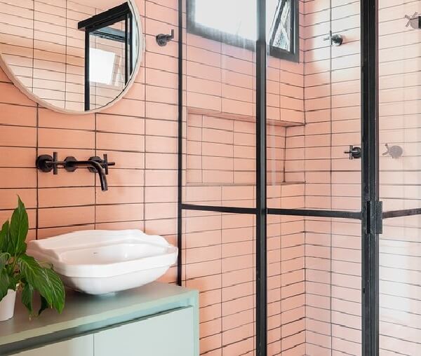Tipos de rejuntes: projeto de banheiro com revestimento rosa e rejunto escuro. Fonte: Casa e Jardim