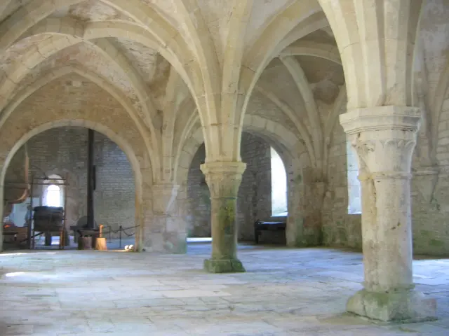 Arquitetura românica: Forja da Abadia de Fontenay (arcos ogivais) - Foto: Wikipédia