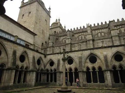 Arquitetura românica: Catedral da Sé do Porto, Portugal (foto: Espiando pelo Mundo)