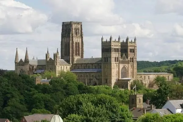 Arquitetura Românica: Catedral de Durham, no Reino Unido (foto: HiSoUR)