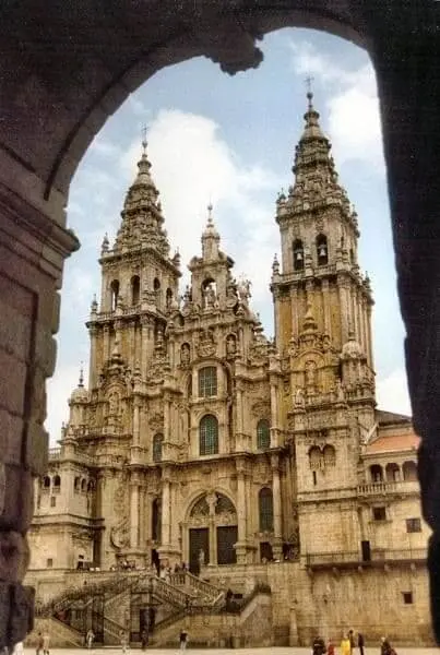 Arquitetura românica: Catedral de Santiago de Compostela, Espanha (foto: catedraismedievais.blogspot)