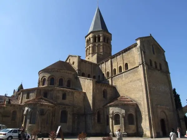 Arquitetura românica: Notre-Dame de Paray-le-Monial, França (foto: Wikipédia)