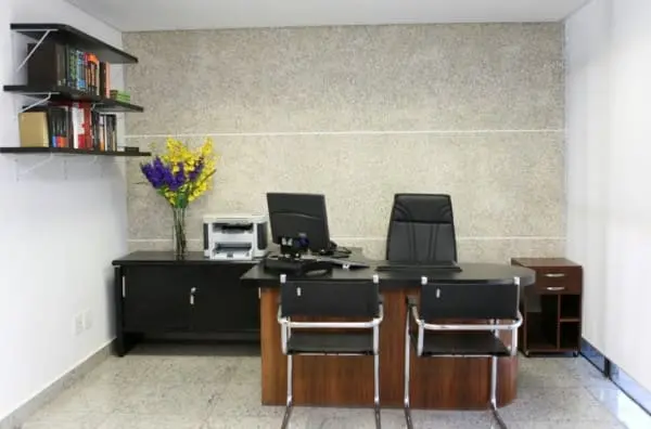 Ecogranito: escritório com parede de ecogranito (foto: Ecogranito)