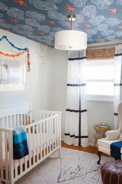 Papel de parede para teto azul com detalhes laranjas em quarto de bebê (foto: arquidicas)