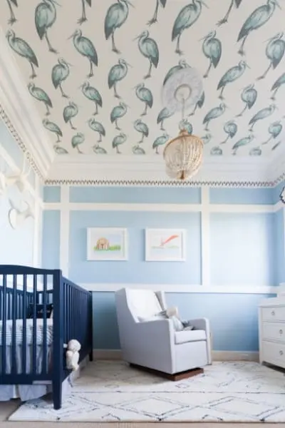 Papel de parede para teto com estampa de pássaros em quarto de bebê (foto: Casa Cláudia)