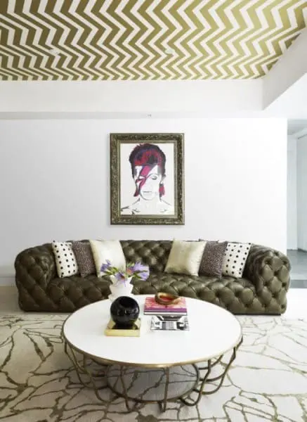 Papel de parede para teto com figuras geométricas e sofá (foto: Arquidicas)