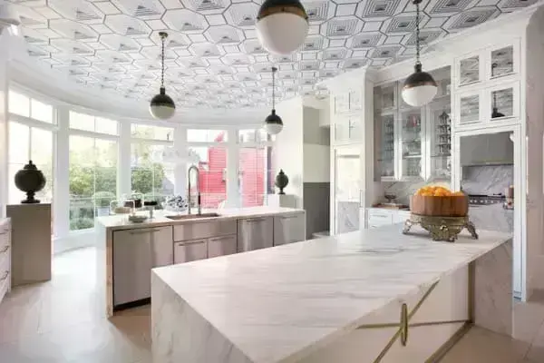 Papel de parede para teto em cozinha com decoração clean (foto: D Magazine - Decorpad)