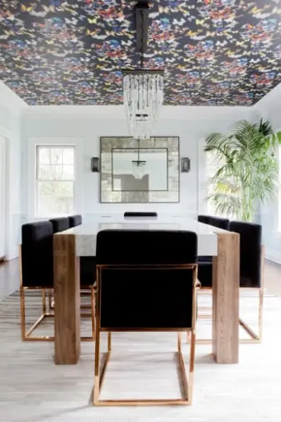 Papel de parede para teto: sala de jantar com papel de parede que combina com as cadeiras (foto: Casa Cláudia)
