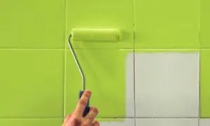 tinta para banheiro tinta verde em azulejo foto Guia Serviços