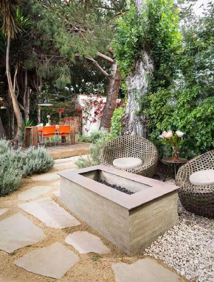 Área externa aconchegante com pisante para jardim feito em pedra. Fonte: Pinterest