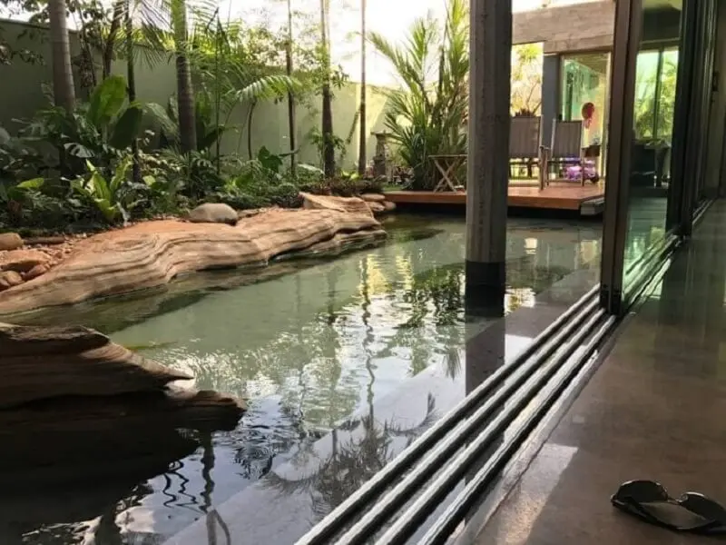 A piscina biológica foi construída rente a arquitetura do imóvel. Fonte: Natural Lagos