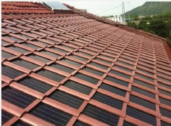 A telha solar ajuda na geração de energia elétrica a partir da radiação solar. Fonte: eBay