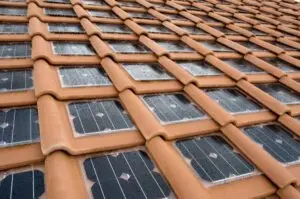 A telha solar auxilia na cobertura do telhado e ajuda na geração de energia elétrica. Fonte: Uno Propiedades