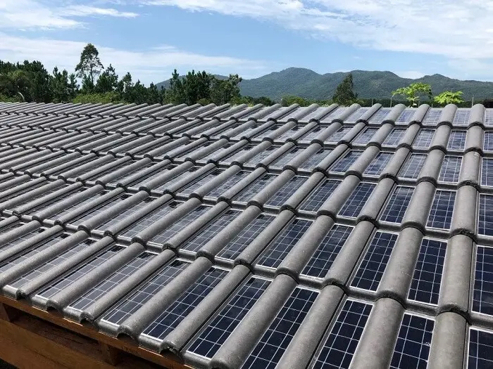 A telha solar funciona no momento em que a luz natural entra em contato com as células fotovoltaicas da telha. Fonte: Ciclo Vivo