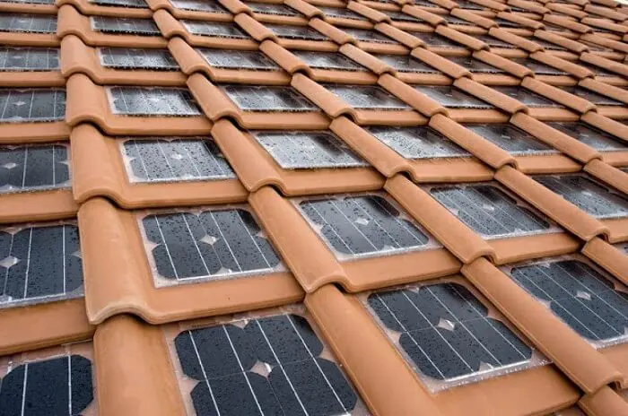 A telha solar é usada na cobertura do telhado e ajuda na geração de energia elétrica. Fonte: Uno Propiedades