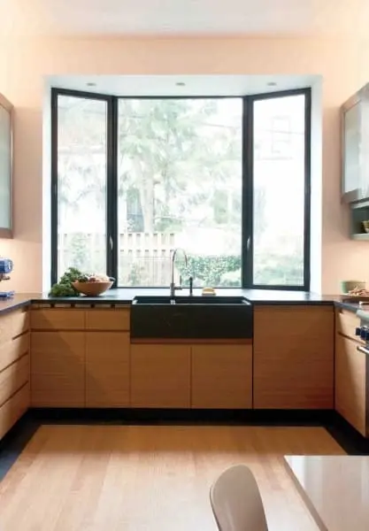 Bay Window moderna com moldura preta em cozinha (foto: Decor Fácil)